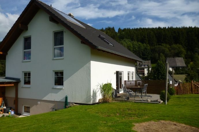 Modernes Niedrigenergie EFH mit Einliegerwohnung und Garten - in Willingen (Upland).