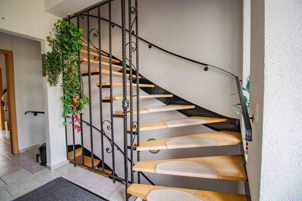 EG-Flur Treppe in das OG