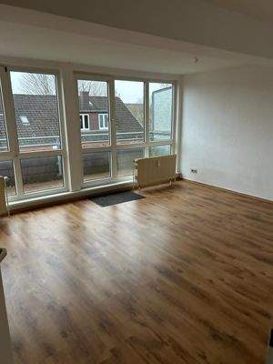 Wohnzimmer mit Zugang zur Dachterrasse