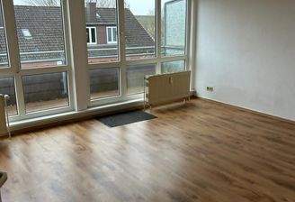 Wohnzimmer mit Zugang zur Dachterrasse