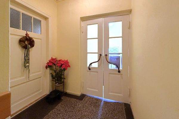 Hauseingang mit historischer Doppelflügeltür