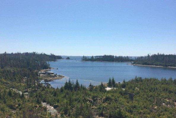 Blick auf Meeresbucht mit Zugang