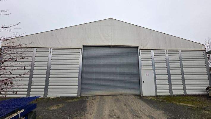 Halle Außenansicht aufs Rolltor