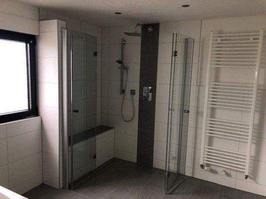 Badezimmer mit Fenster