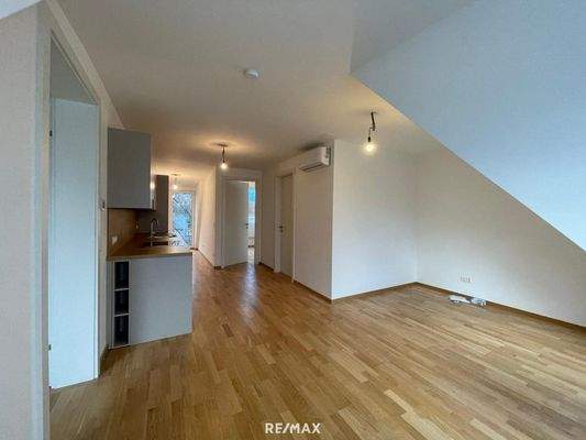 Blick Richtung Balkon- & Terrassenausgang