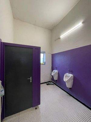 Toilettenanlage, hohe Decken