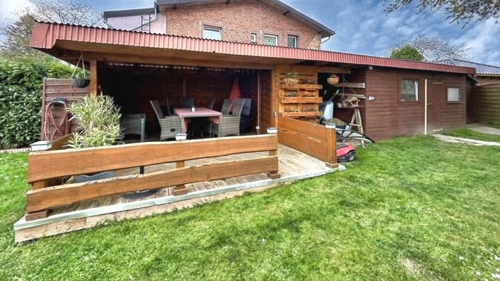 tlw. überdachte Terrasse