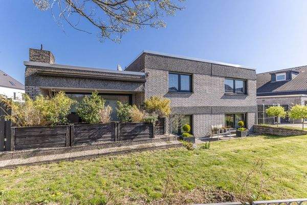 Hausansicht vom Vorgarten