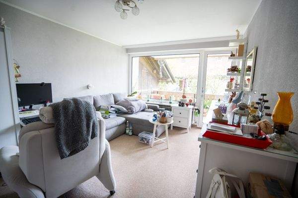 Zimmer mit Ausgang zum Balkon