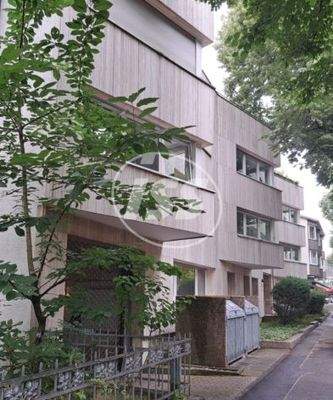 Straßenansicht von links