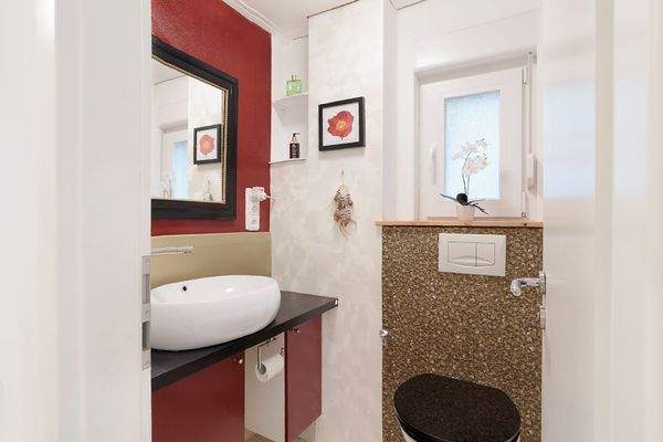 Gäste-WC mit modernem Ambiente