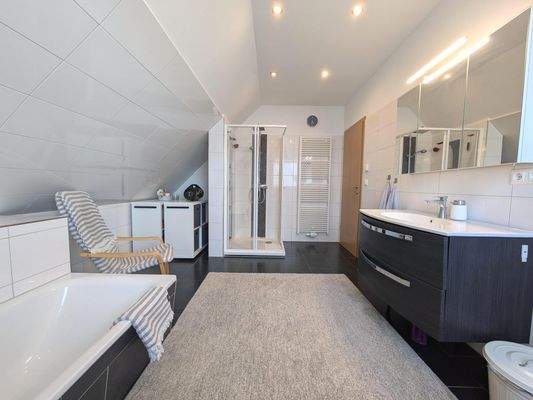 Hübsches Vollbad mit allem Drum und Dran