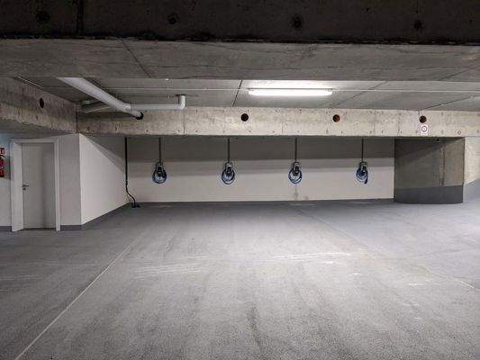 Tiefgarage mit E-Ladestationen