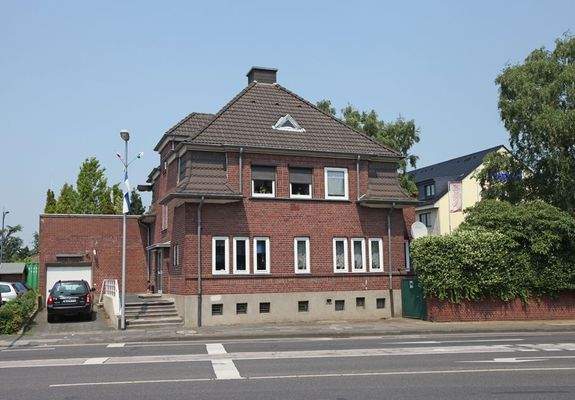 Grundstück mit Aufbauten