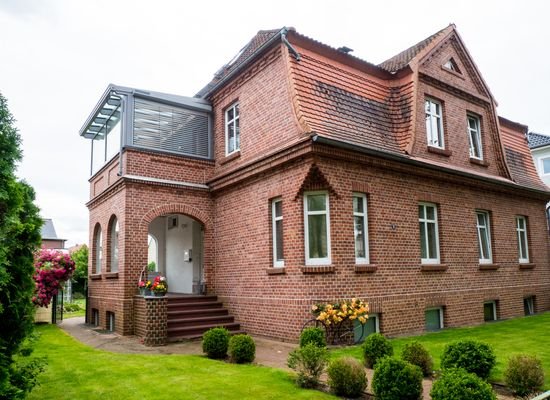 Eingang / Veranda, darüber Wintergarten