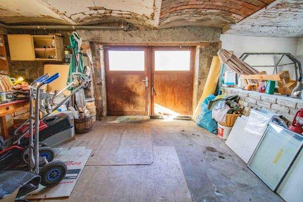 große Garage mit Öllager