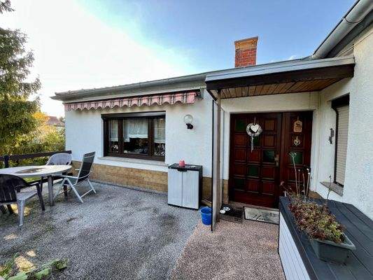 Terrasse und Eingangsbereich