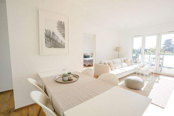 Lichtdurchflutetes Wohnzimmer mit XXL-Balkon