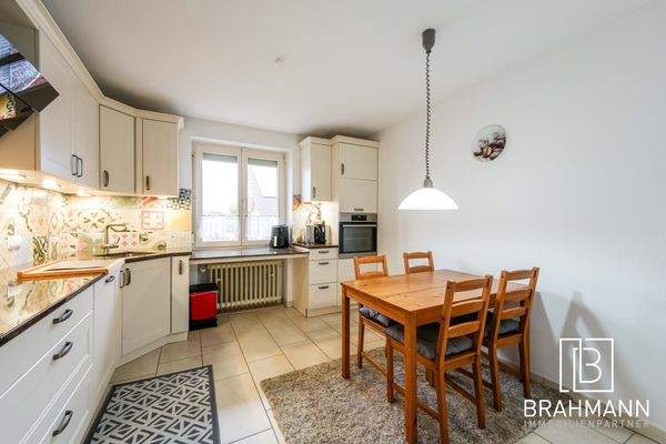 Große Küche inkl. Esstisch