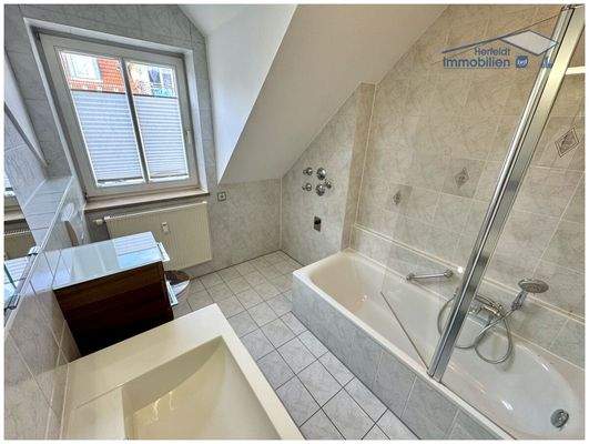 Modernes Badezimmer mit Duschwanne