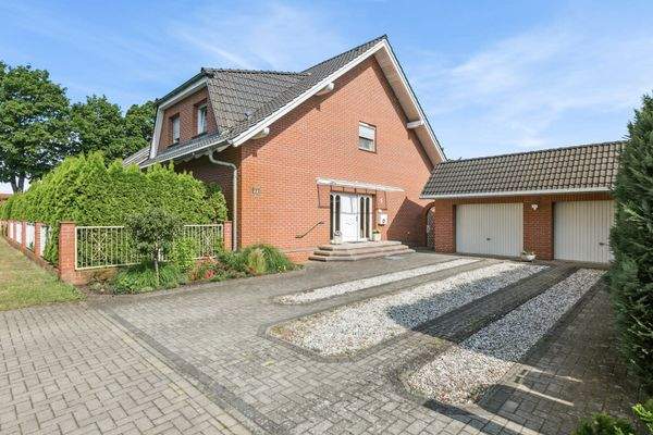 Einfahrt und Doppelgarage