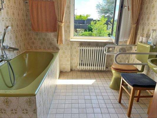 Tageslichtbad mit Wanne