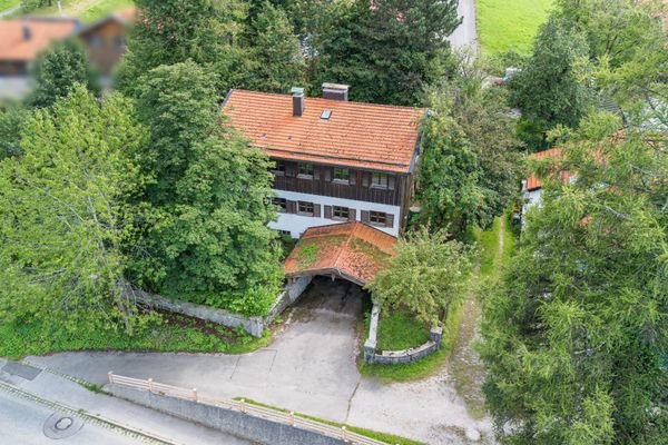 Hausansicht Nord mit Garagenzufahrt