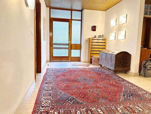 Die großzügige Eingangsebene mit