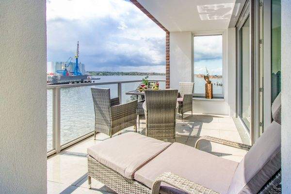 großzügige Loggia mit Meeblick