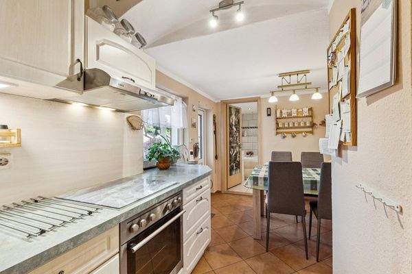 Küche mit Ausgang zur Terrasse und zum Bad im EG