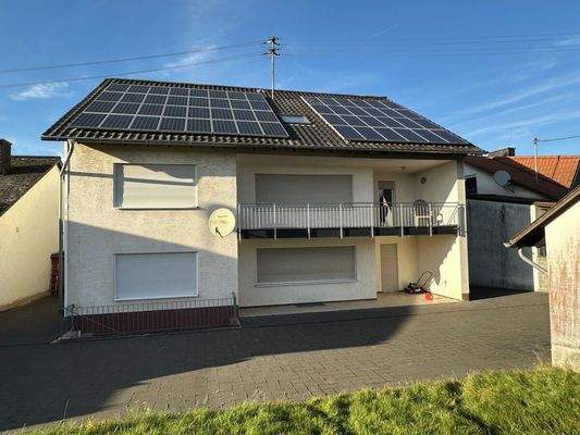 Rückansicht mit PV-Anlage