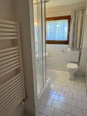 Helles Badezimmer mit Fenster.jpg