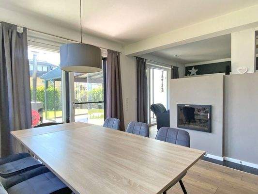 Essbereich mit Zugang zu Terrasse und Wintergarten