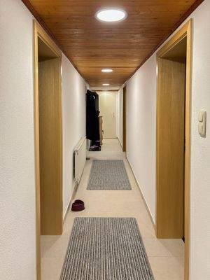 Flur mit Kaminofen(UG)