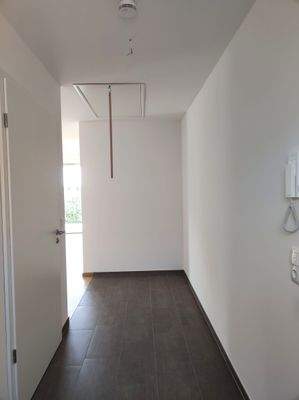 großer Eingangsbereich m.Zugtreppe zum Spitzboden