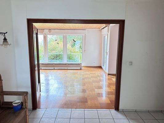 Helles Entrée mit Blick in den Garten