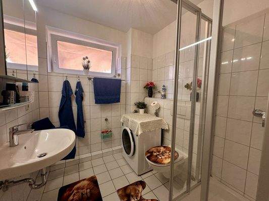 Duschbad mit Außenfenster