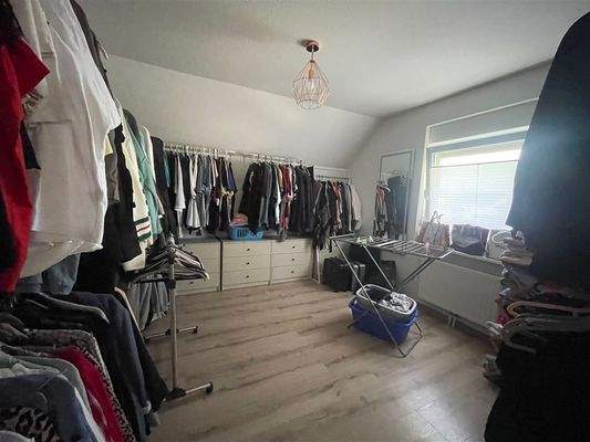 OG: Zimmer 1 - derzeit Ankleide