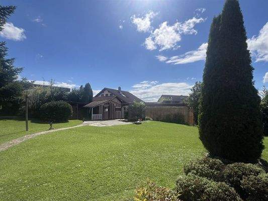 Großer Garten mit Gartenhaus