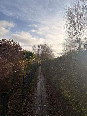 Weg hinter dem Grundstück