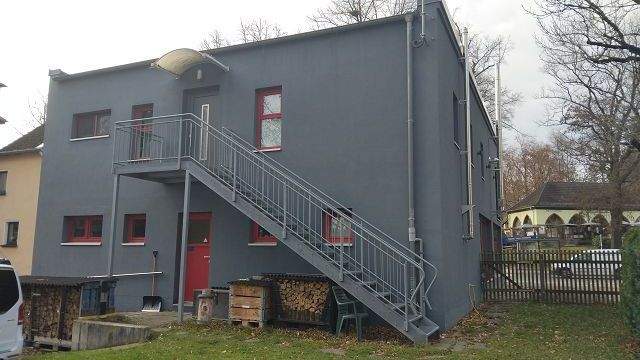 Hinteransicht mit Zugang Wohnung.jpg