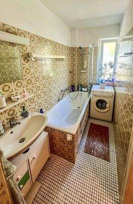 Badezimmer mit Fenster