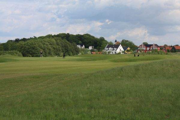 Blick über Golfplatz zum Haus.JPG