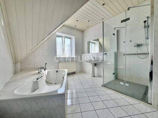 Tageslichtbad im Hausflügel 3