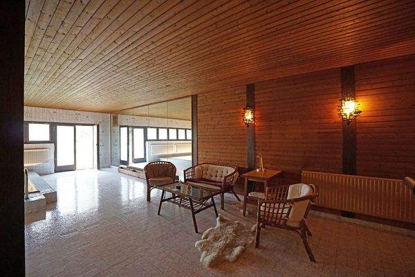 Wellnessbereich mit direktem Gartenausgang