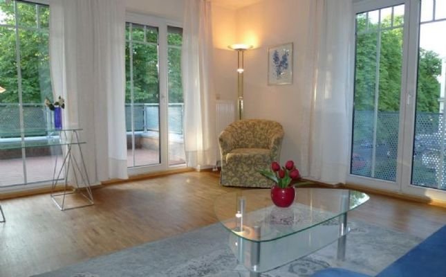 Großzügiges Wohnzimmer mit Balkonzugang