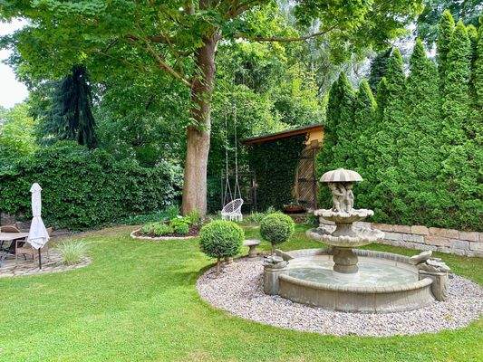 sehr schöner und gepflegter Garten