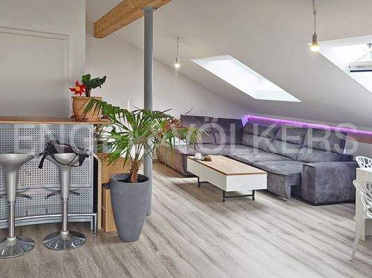 Wohnzimmer mit Essplatz im Dachgeschoss