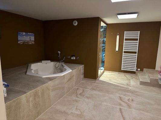 Badewanne Wellnessbereich.jpg