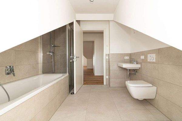 Bad 1 mit Dusche-Wanne &amp; Fenster